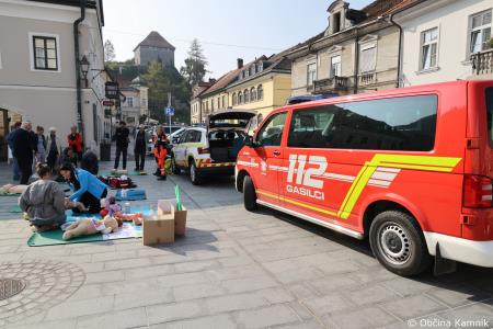 Predstavitev postopkov oživljanja in uporabe defibrilatorja na Glavnem trgu v Kamniku (7)